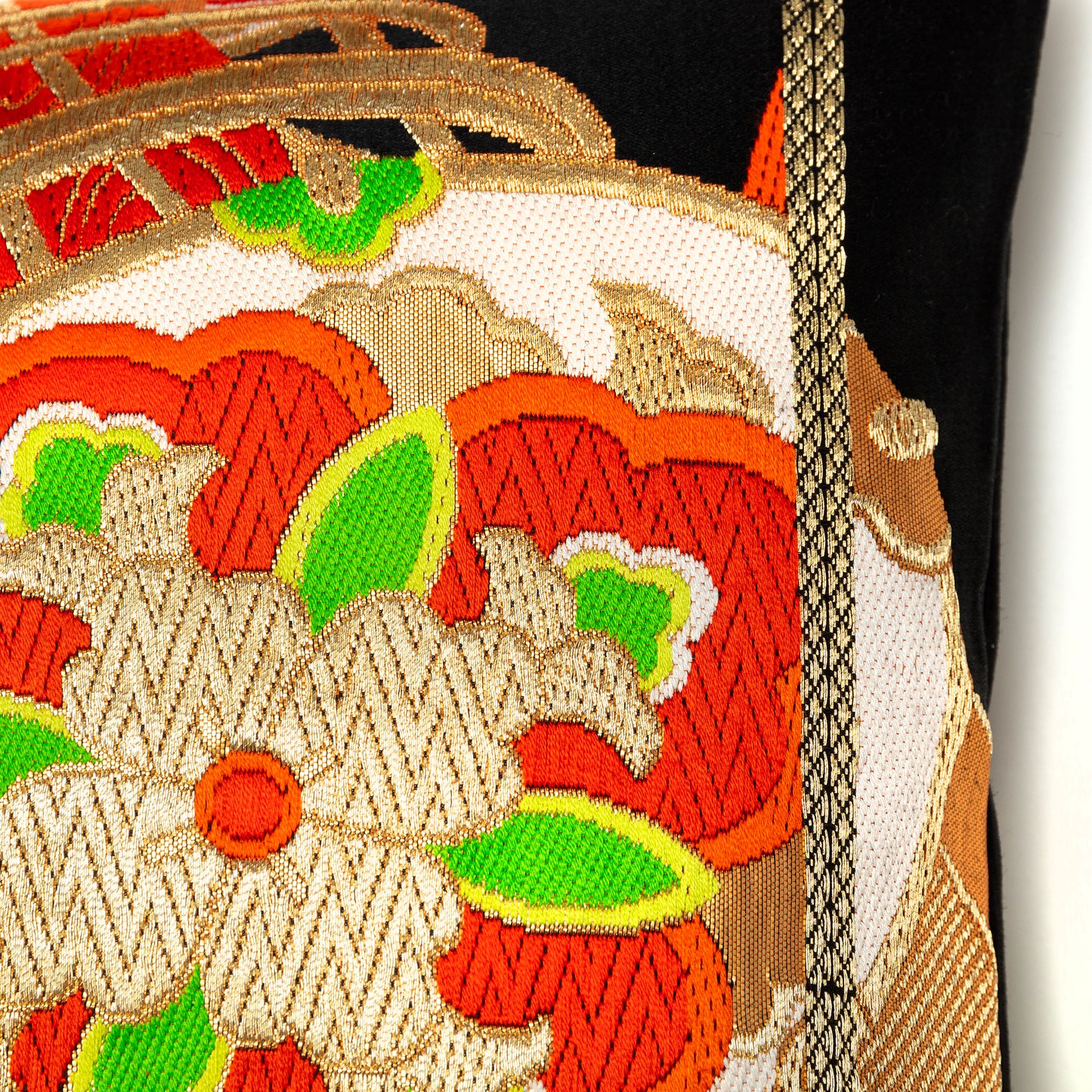 Taiko drum pillow showing golden line end of obi