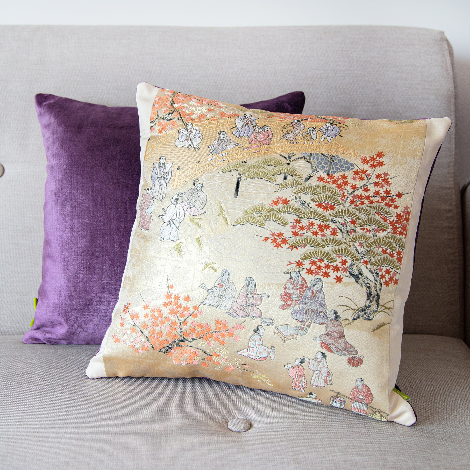 Oriental Silk Pillow in gold 
